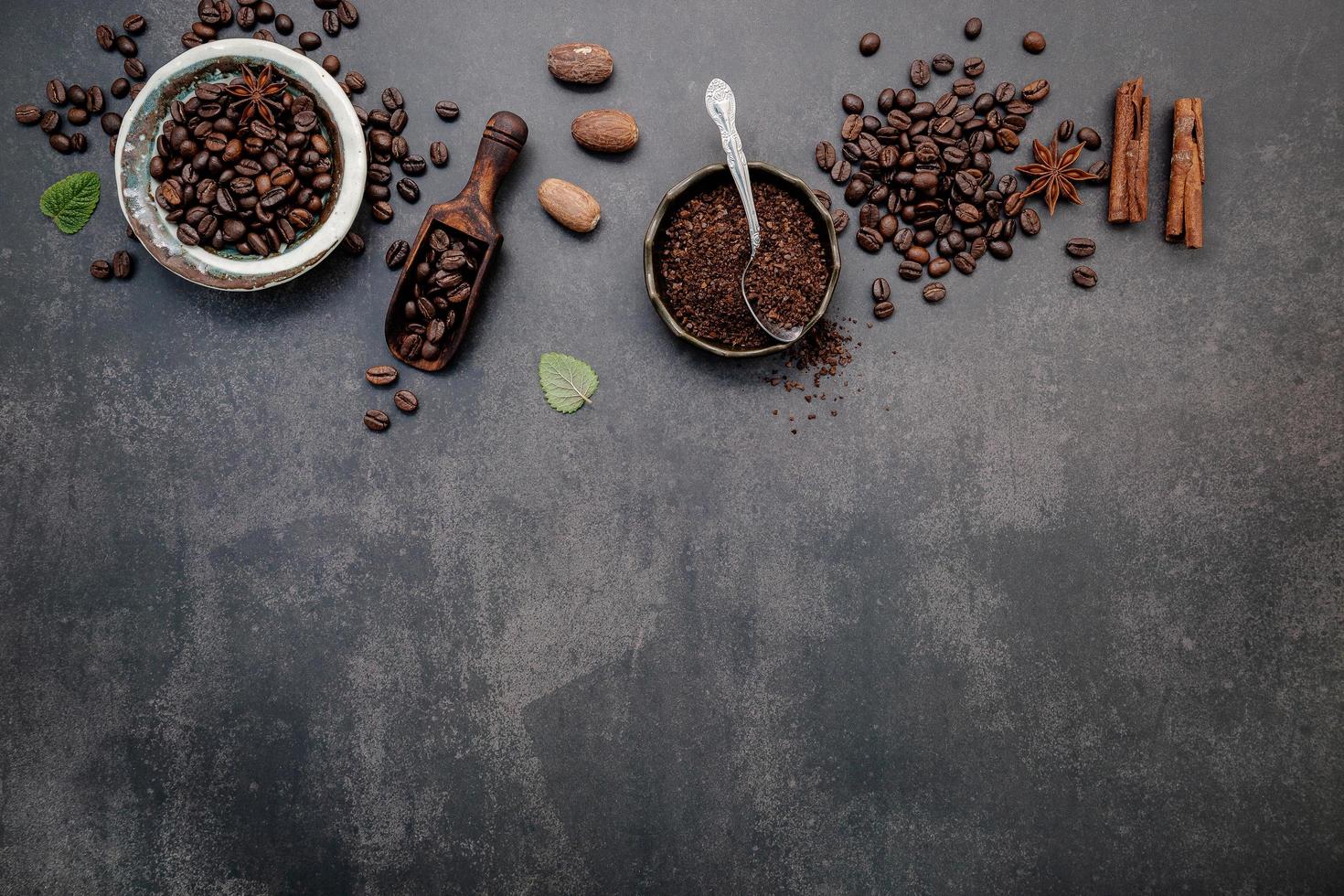 geröstete Kaffeebohnen mit Schaufel foto