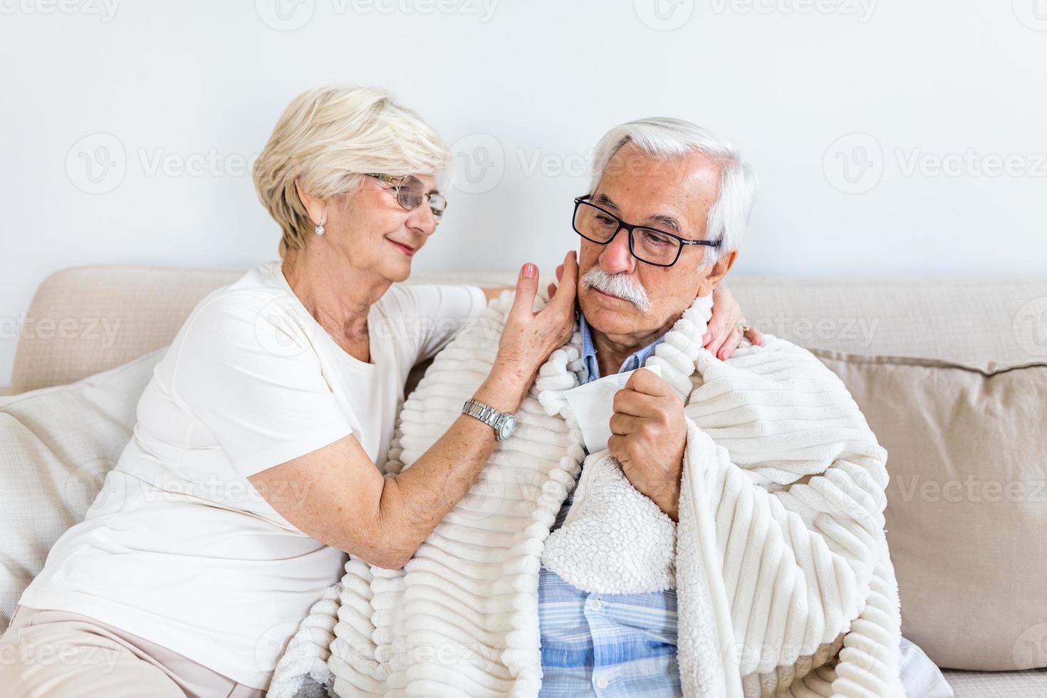 älterer Mann, der sich krank fühlt. seine Frau gab ihm Unterstützung und Liebe foto