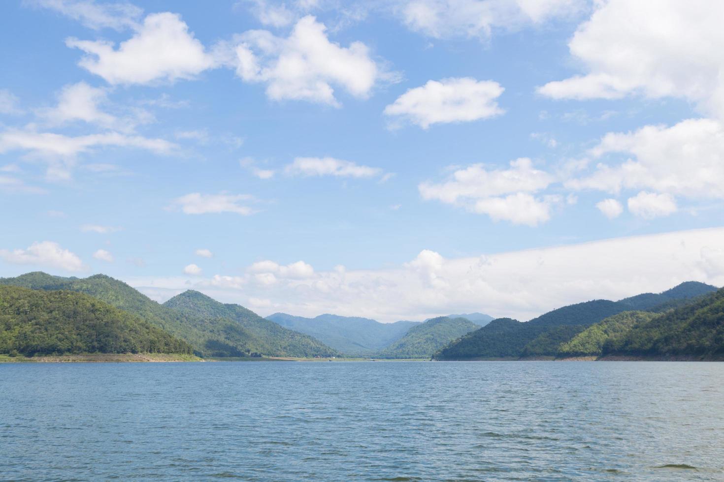 Berge und Wasser im Stausee foto