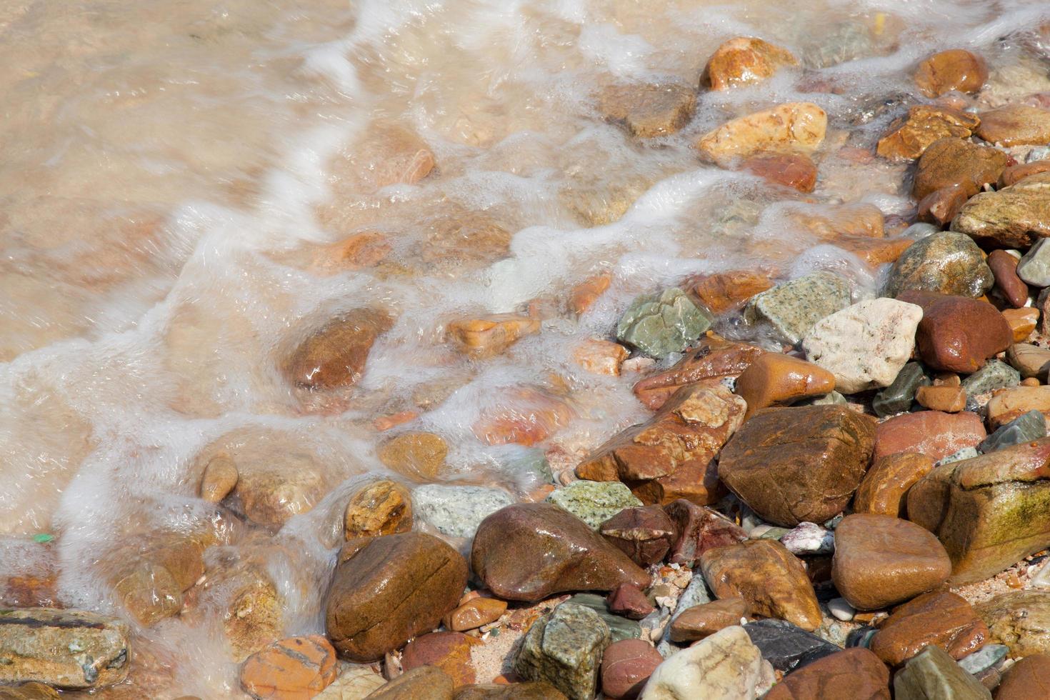 Wellen krachen am Strand foto