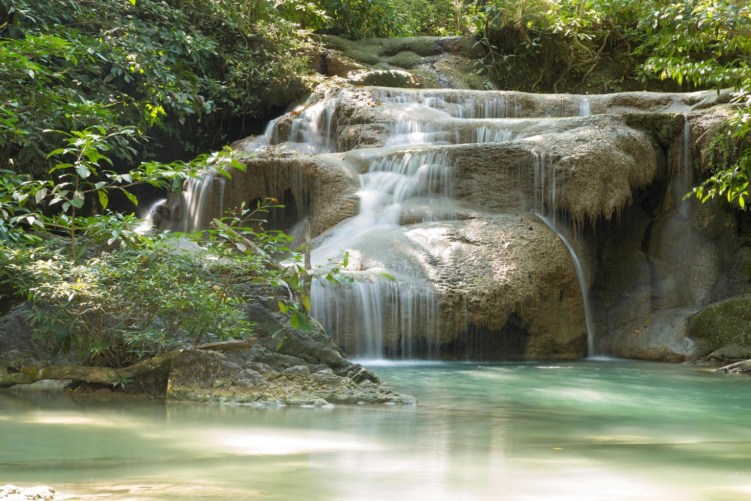 kleiner Wasserfall im Wald foto