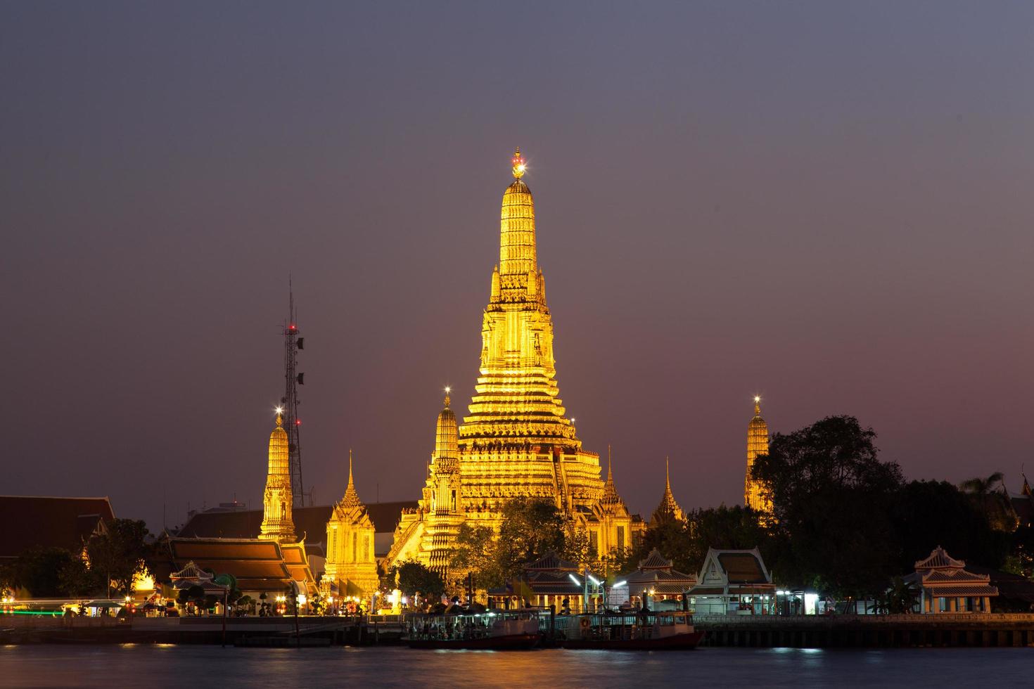 Wat Arun in Bangkok am Abend foto