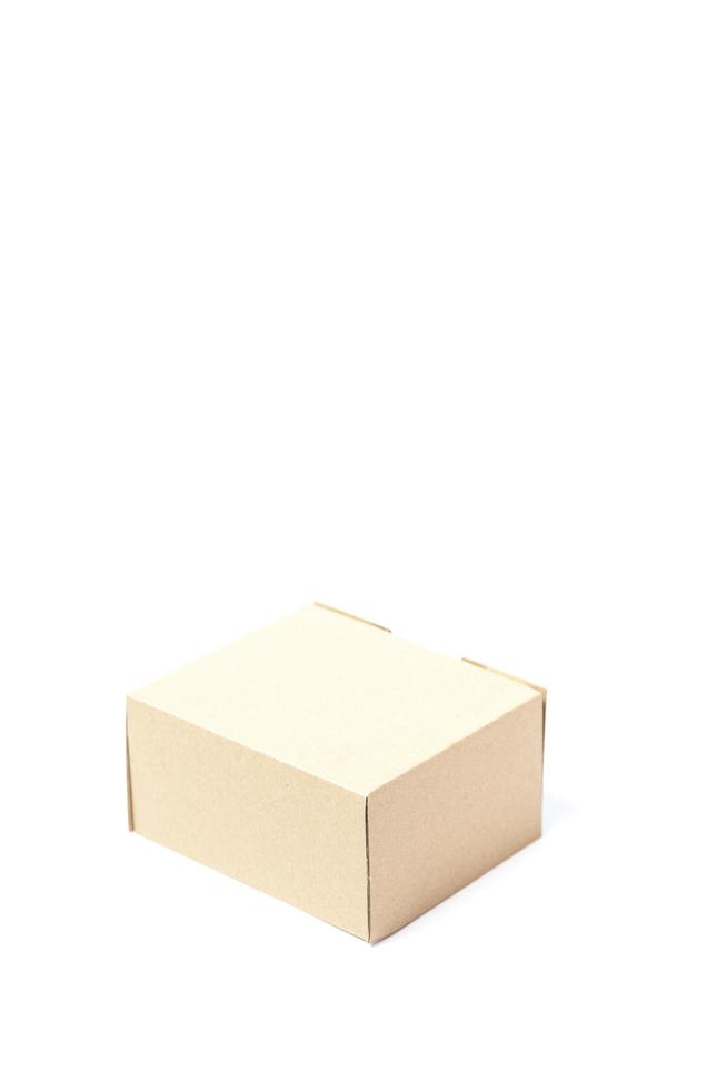 braune Papierbox auf weißem Hintergrund foto
