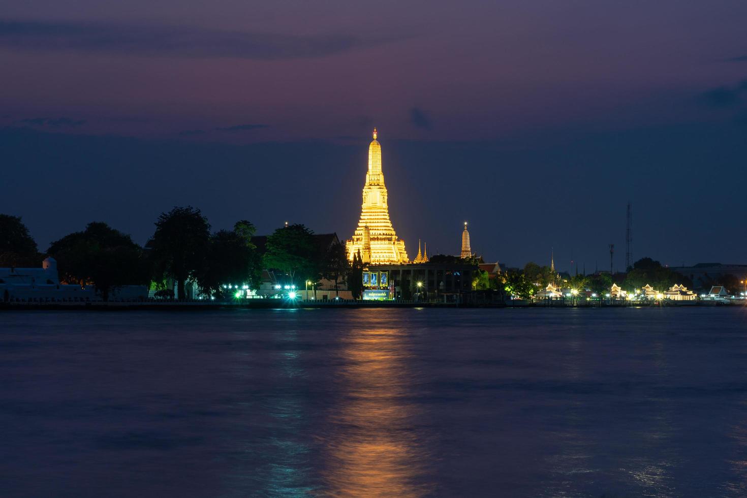 Wat Arun Tempel in der Dämmerung foto