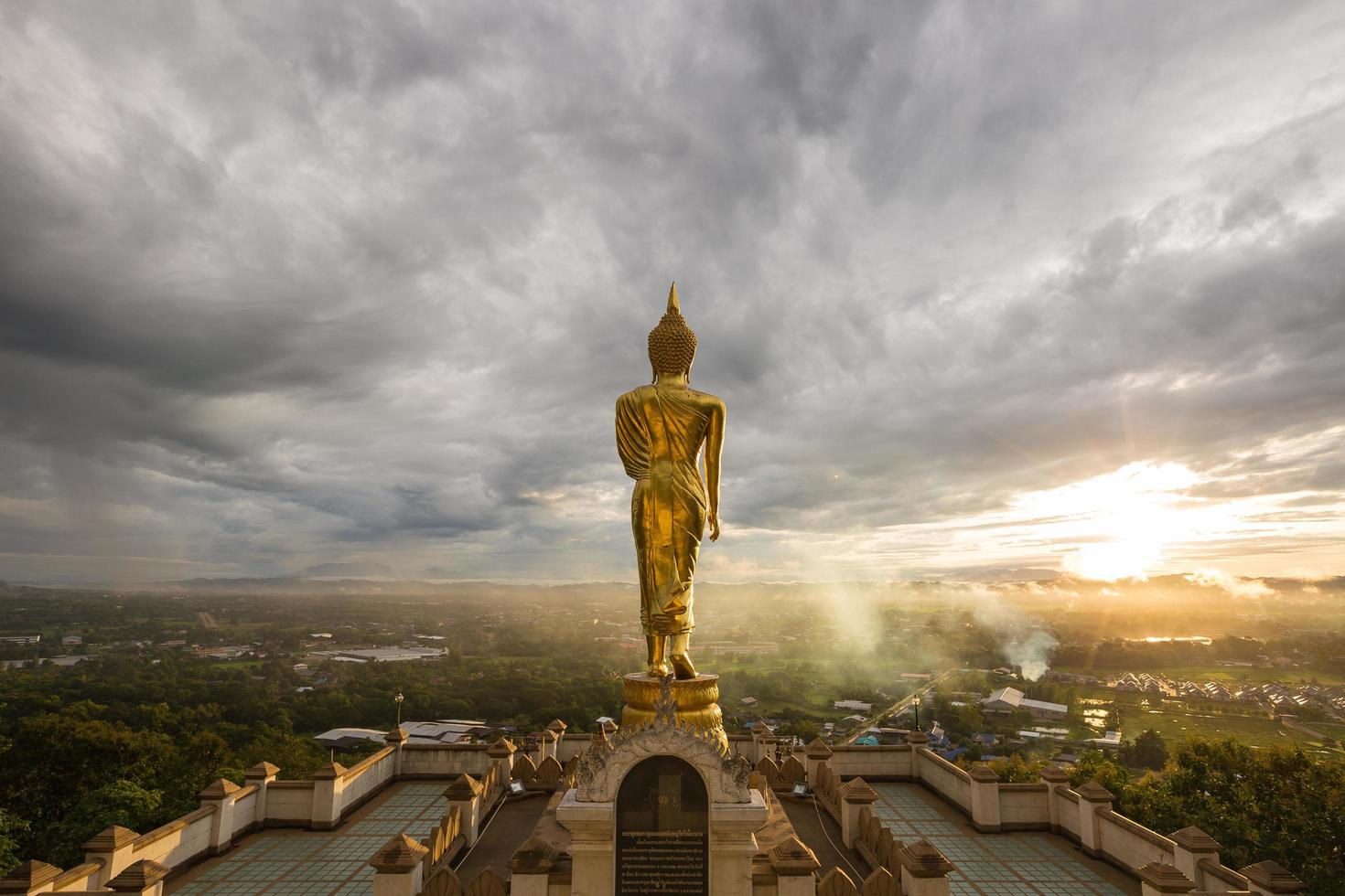 Buddha über der Stadt in Thailand foto