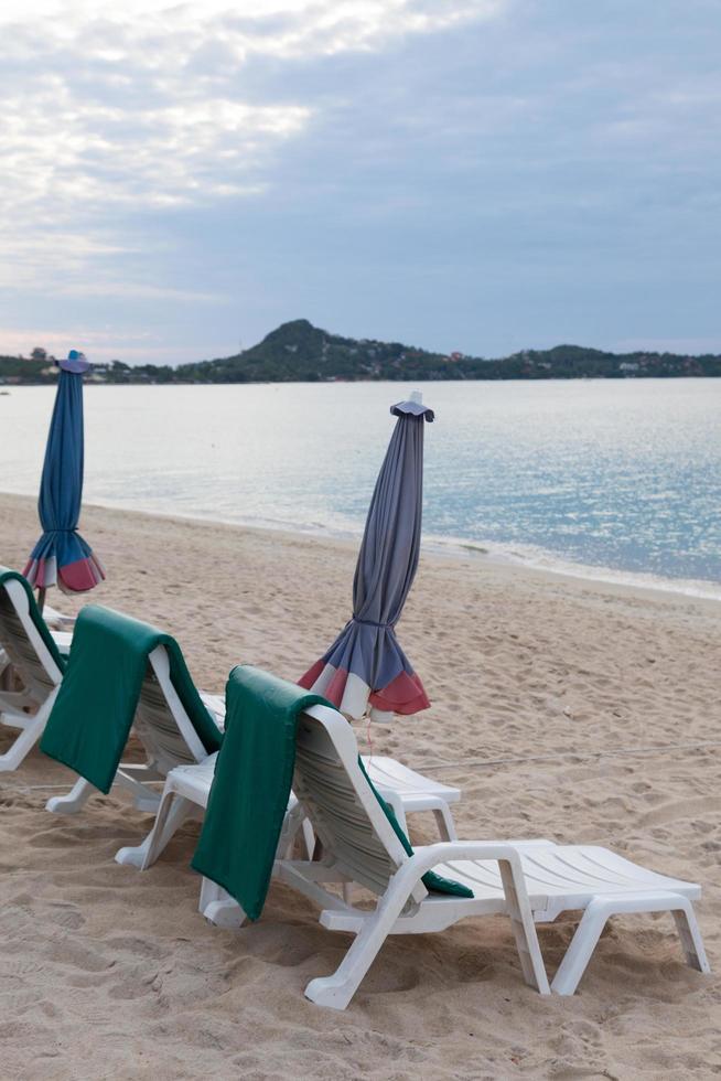 Stühle am Strand in Thailand foto