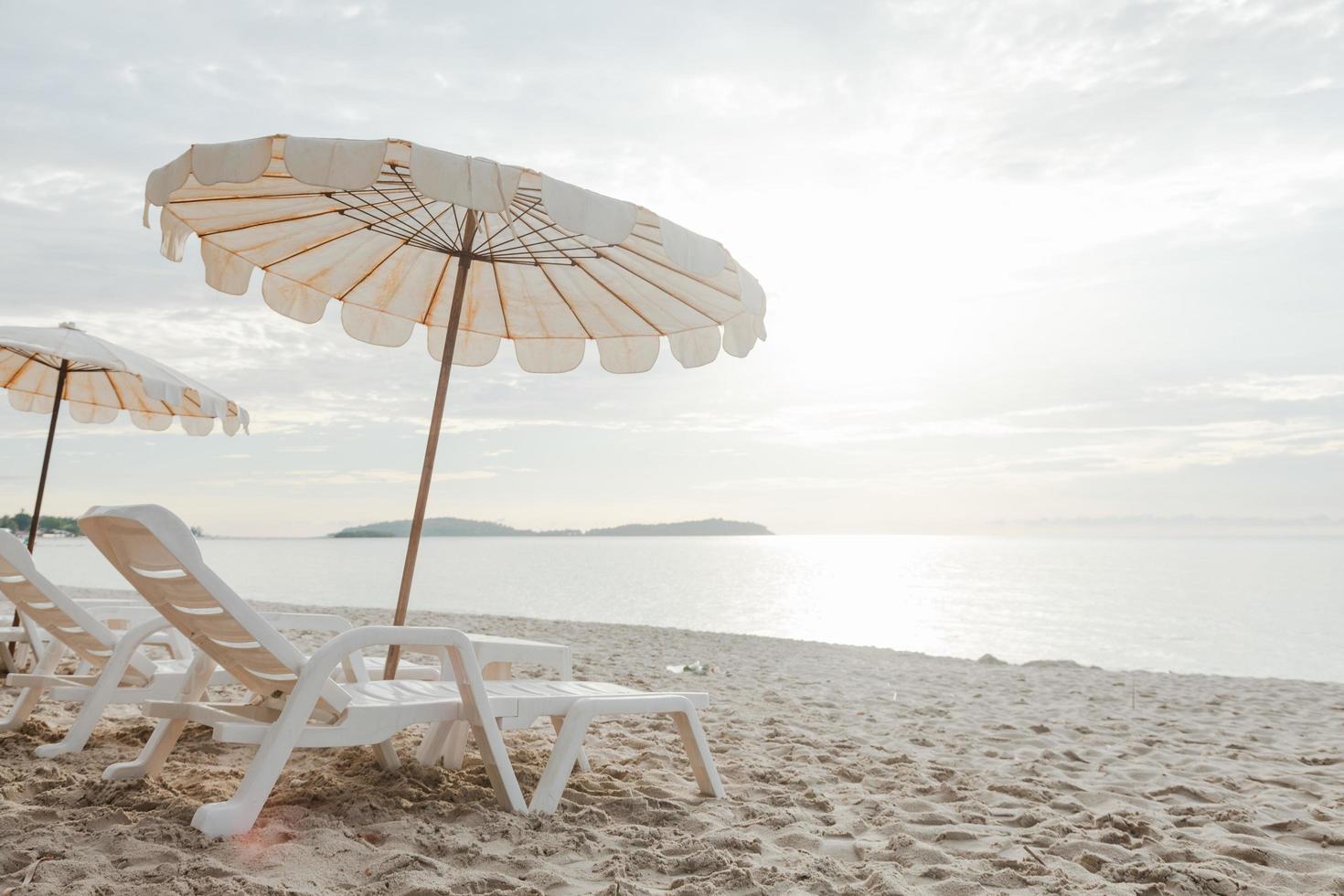 Sonnenbetten und Sonnenschirme in Thailand foto