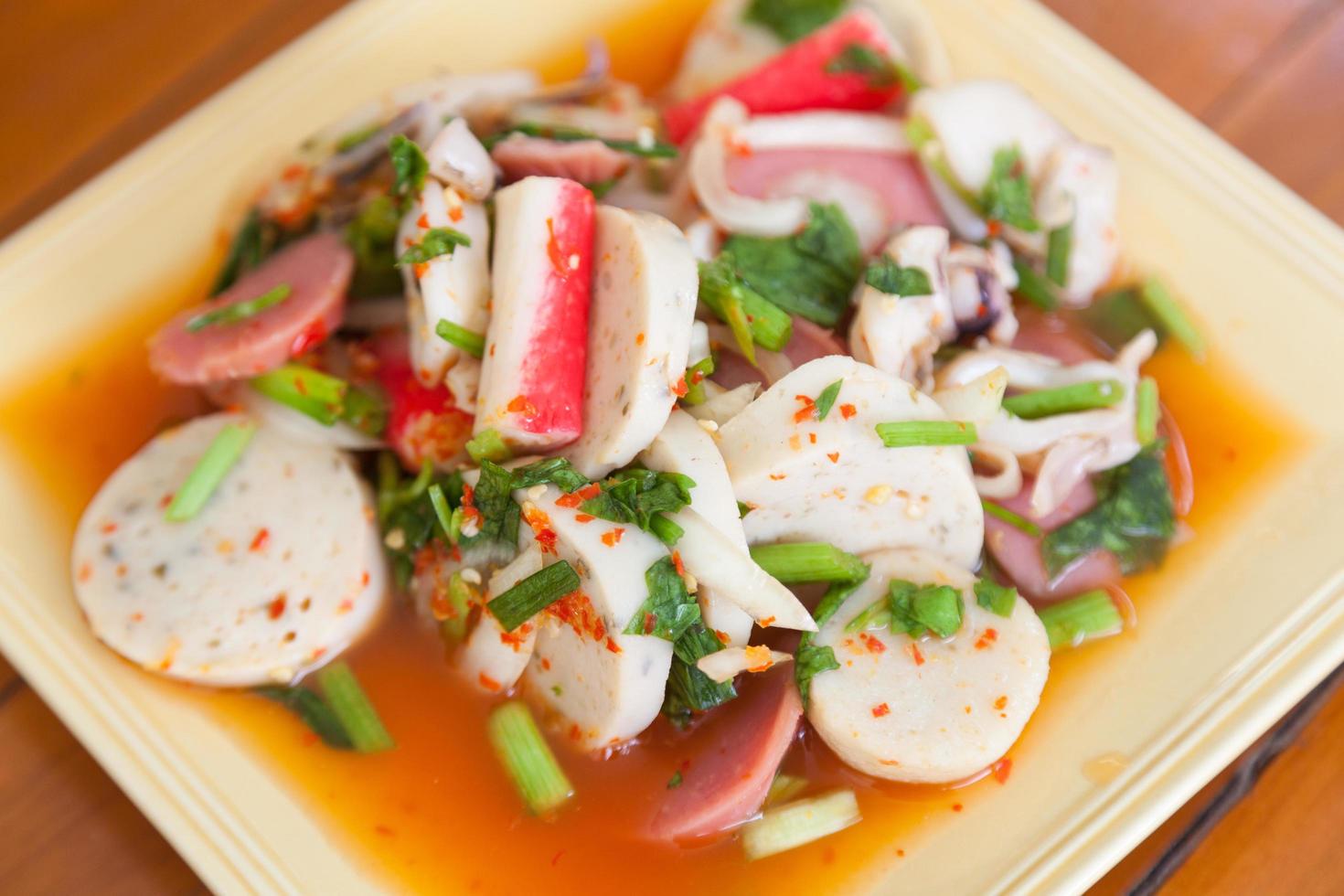 thailändischer gemischter würziger Salat foto
