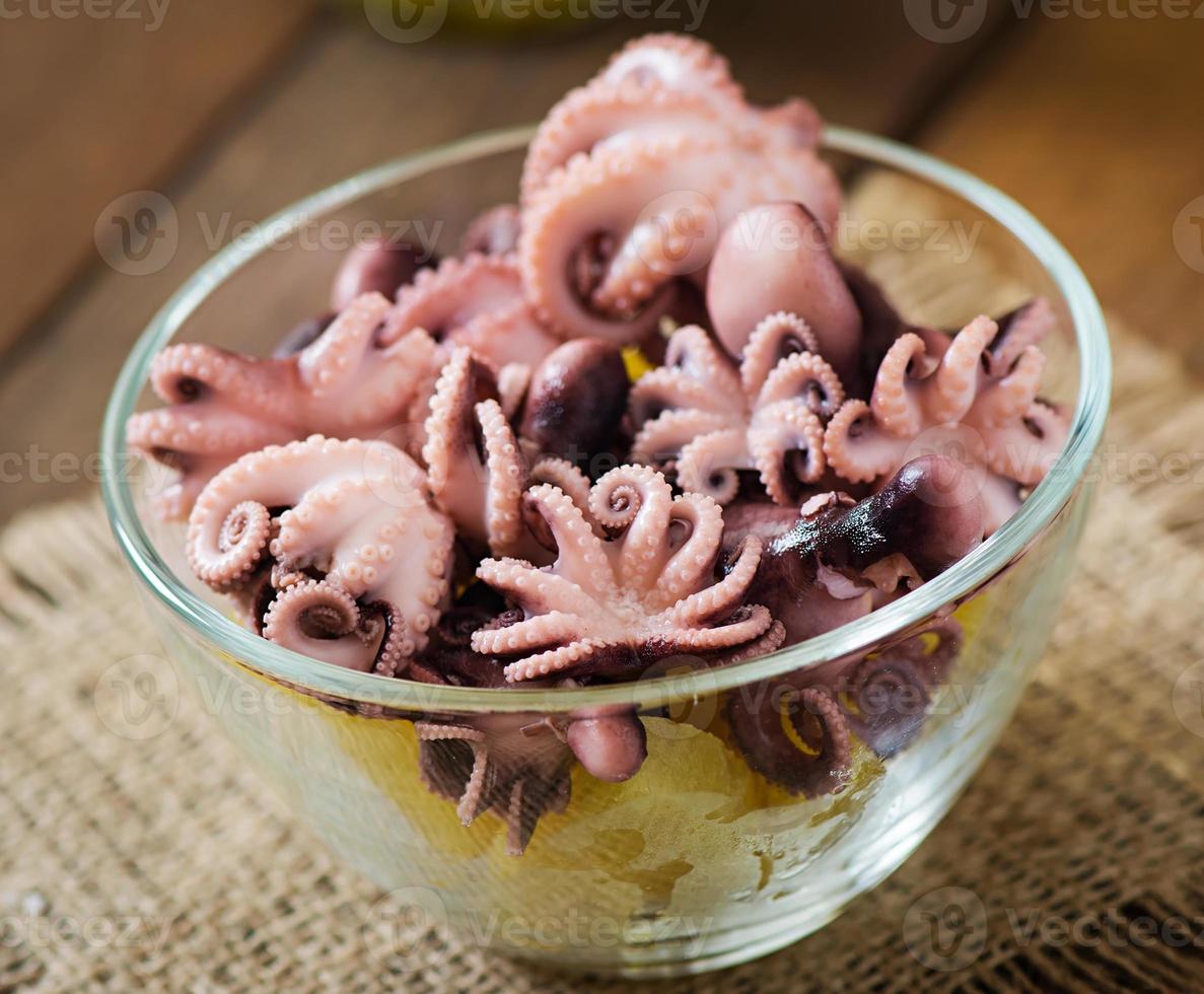 gekochter kleiner Oktopus auf einem Teller foto