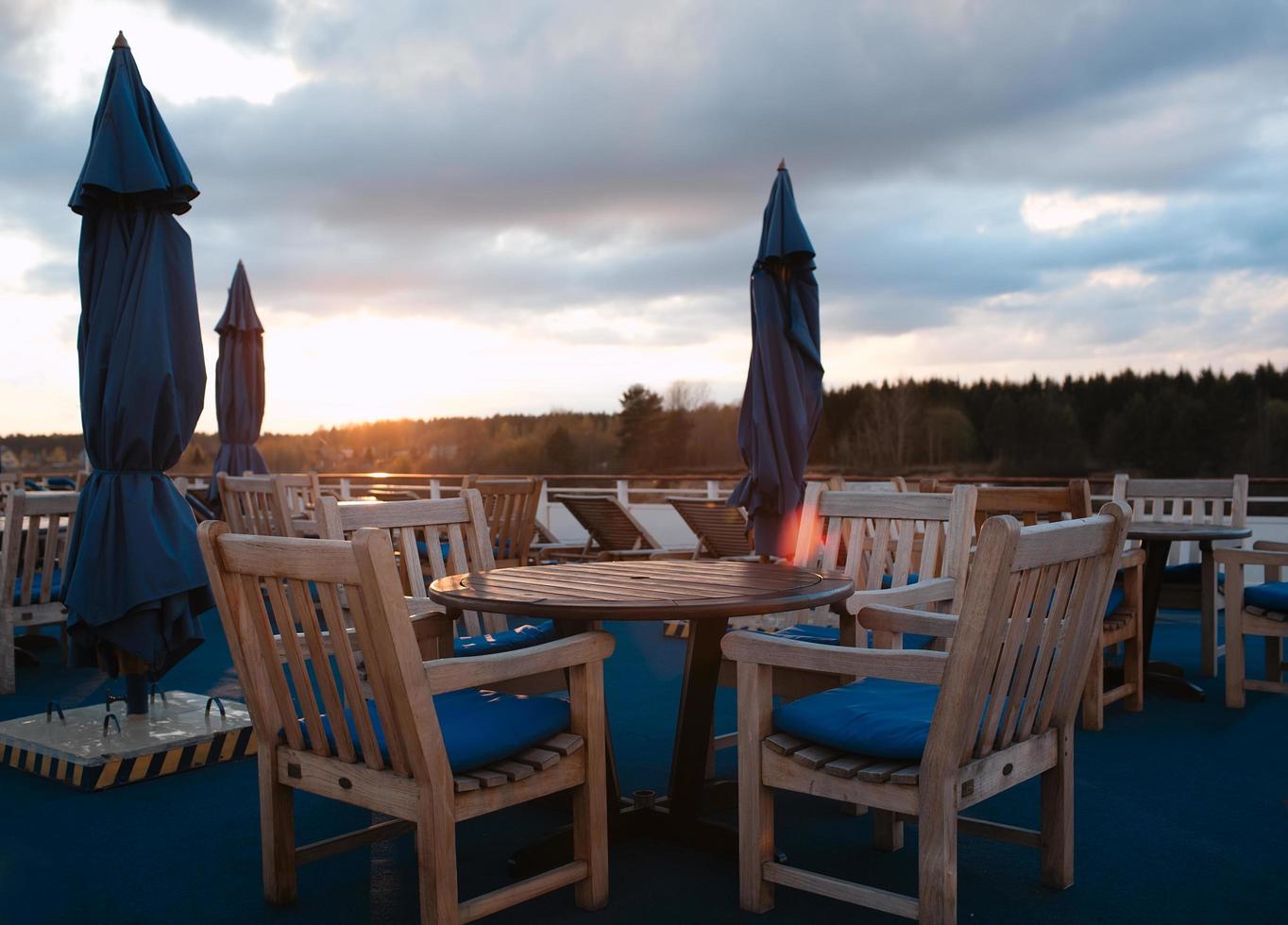 Sitzgelegenheiten im Freien bei Sonnenuntergang foto