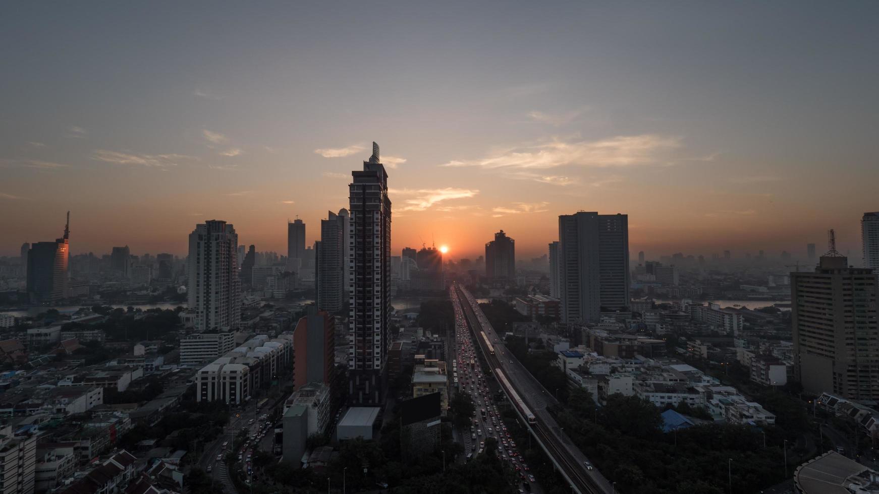 Bangkok, Thailand, 2020 - Bangkok Stadtbild bei Sonnenuntergang foto