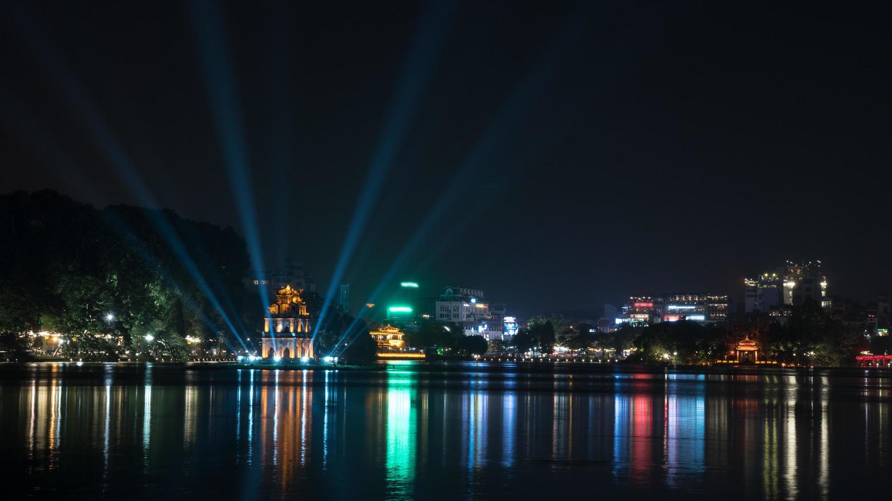 Hanoi, Vietnam, 2020 - Schildkröten-Turm am Hoan Kiem See in der Nacht foto