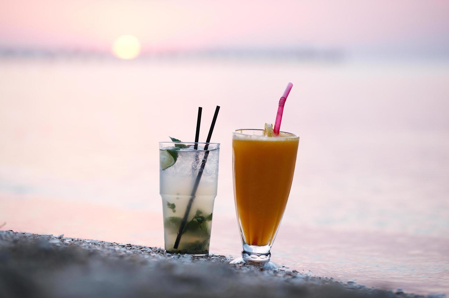 Cocktails bei Sonnenuntergang foto