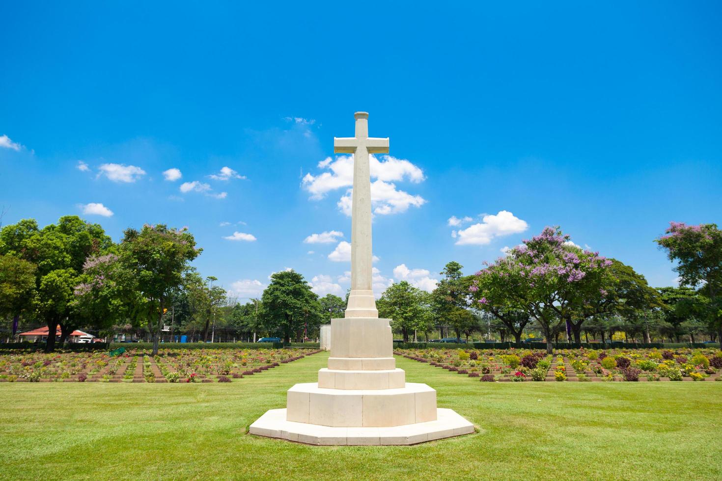 Kreuz auf dem Friedhof in Bangkok foto