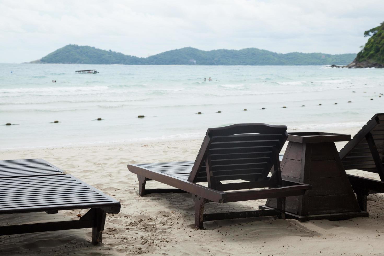 Holzbetten am Strand in Thailand foto