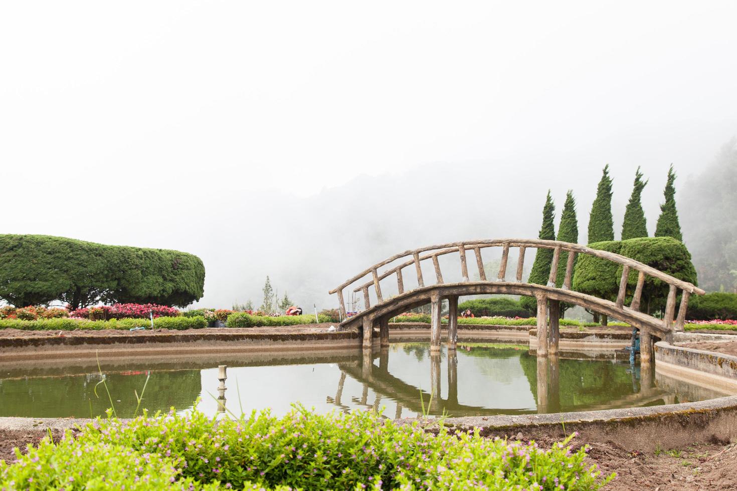 Brücke über einen Teich in Thailand foto