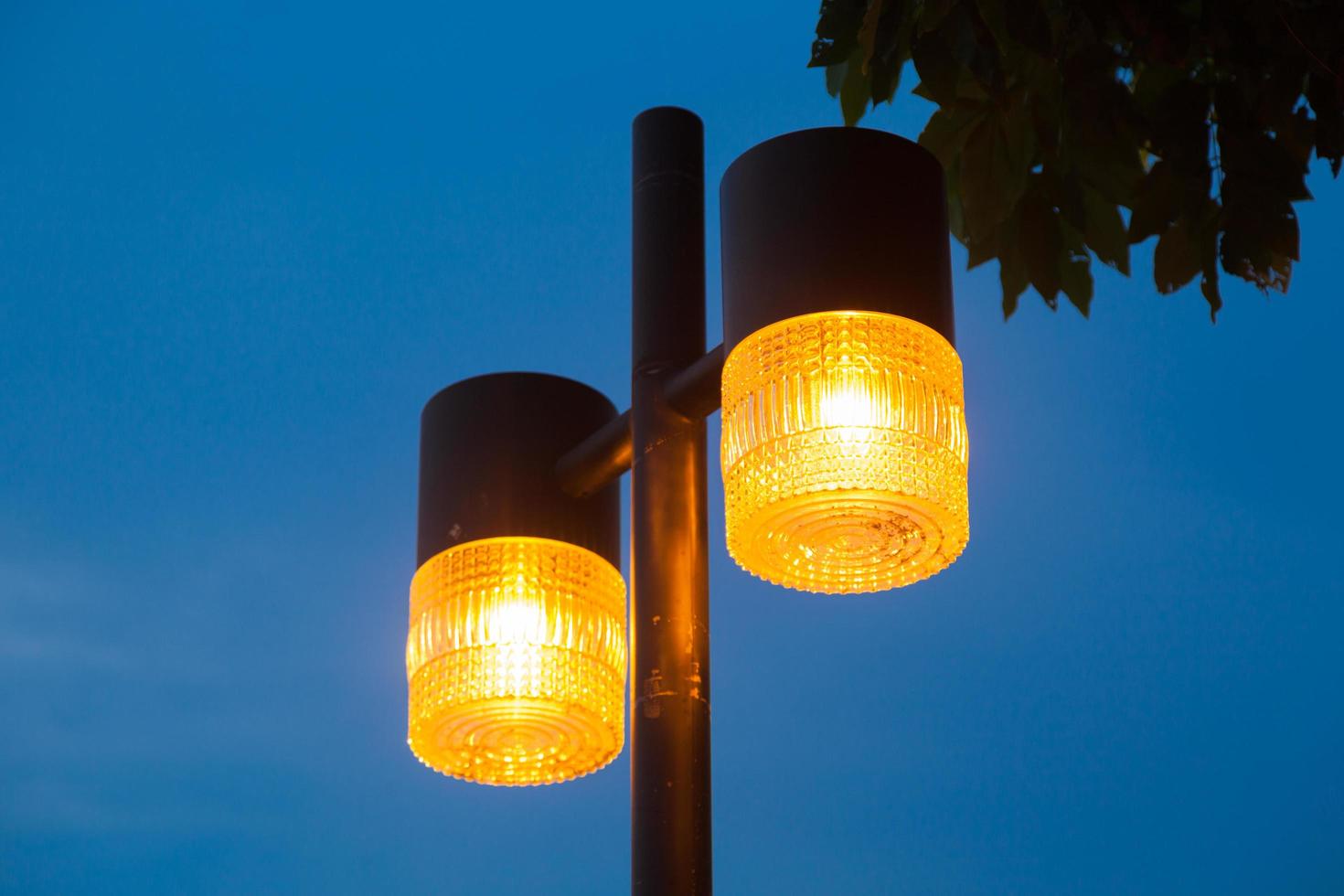 Straßenlaternen in der Nacht foto