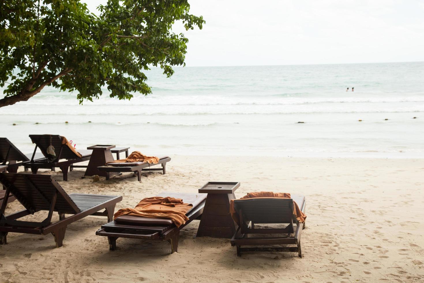 Holzbetten am Strand in Thailand foto