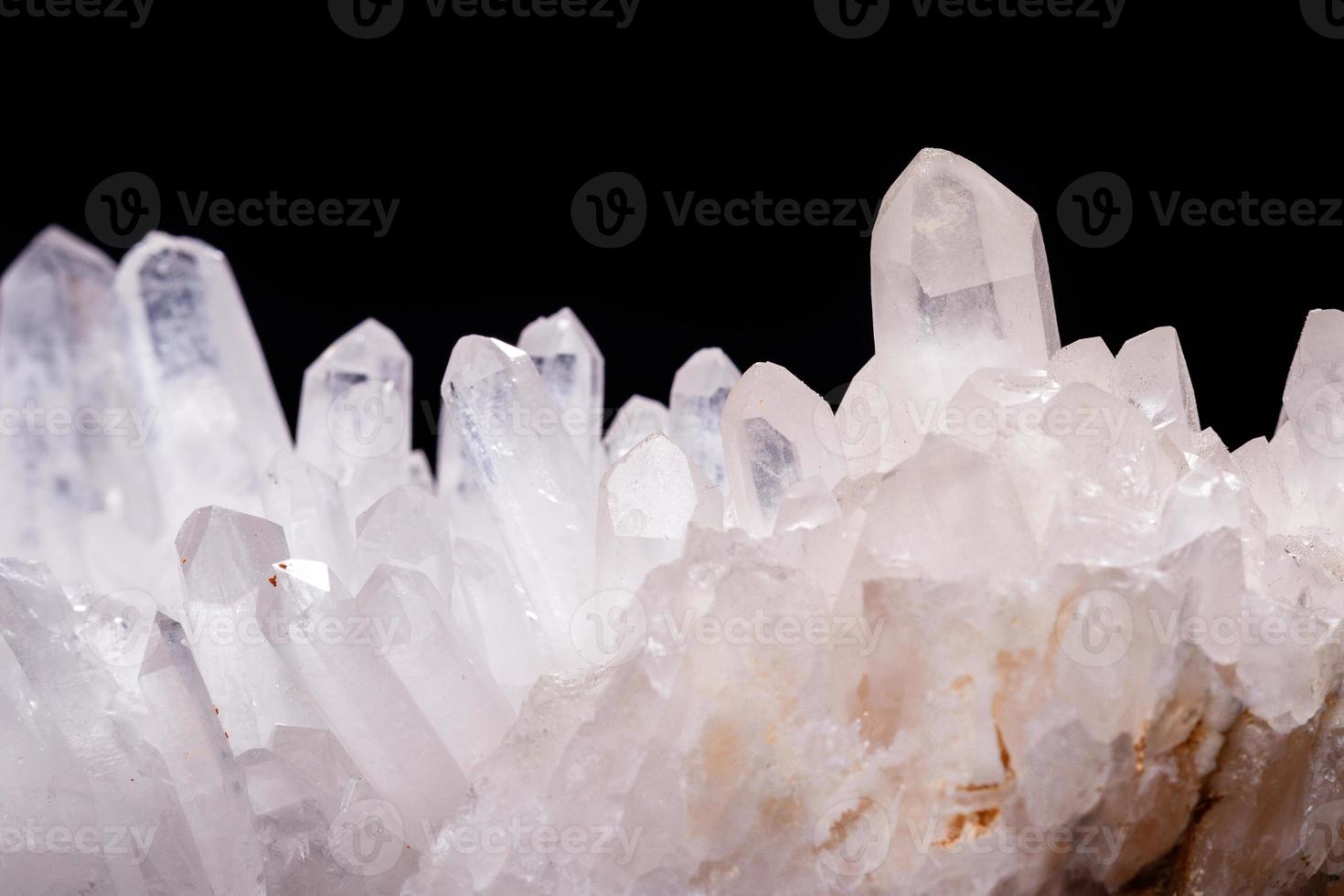 Makro-Mineralstein Strass in Kristallen auf schwarzem Hintergrund foto