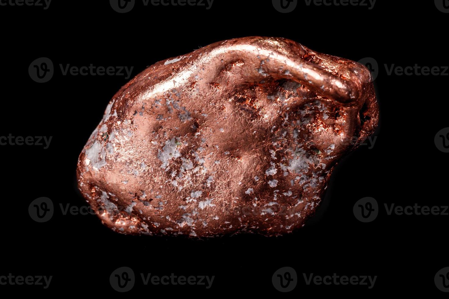 Makro Mineral Stein von ein Kupfer Nugget auf ein Mikroklin auf ein schwarz Hintergrund foto