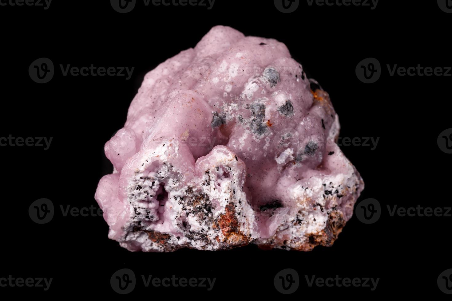 Makro Rosa Smithsonit Mineral Stein auf Mikroklin auf schwarz Hintergrund foto