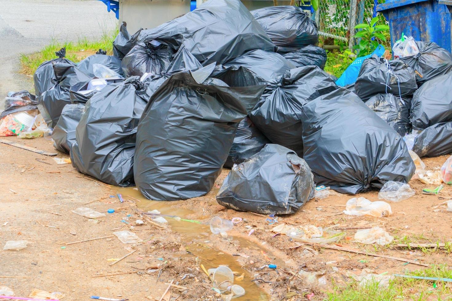 Stapel Müll schwarz Tasche Plastik Straßenrand im das Stadt foto