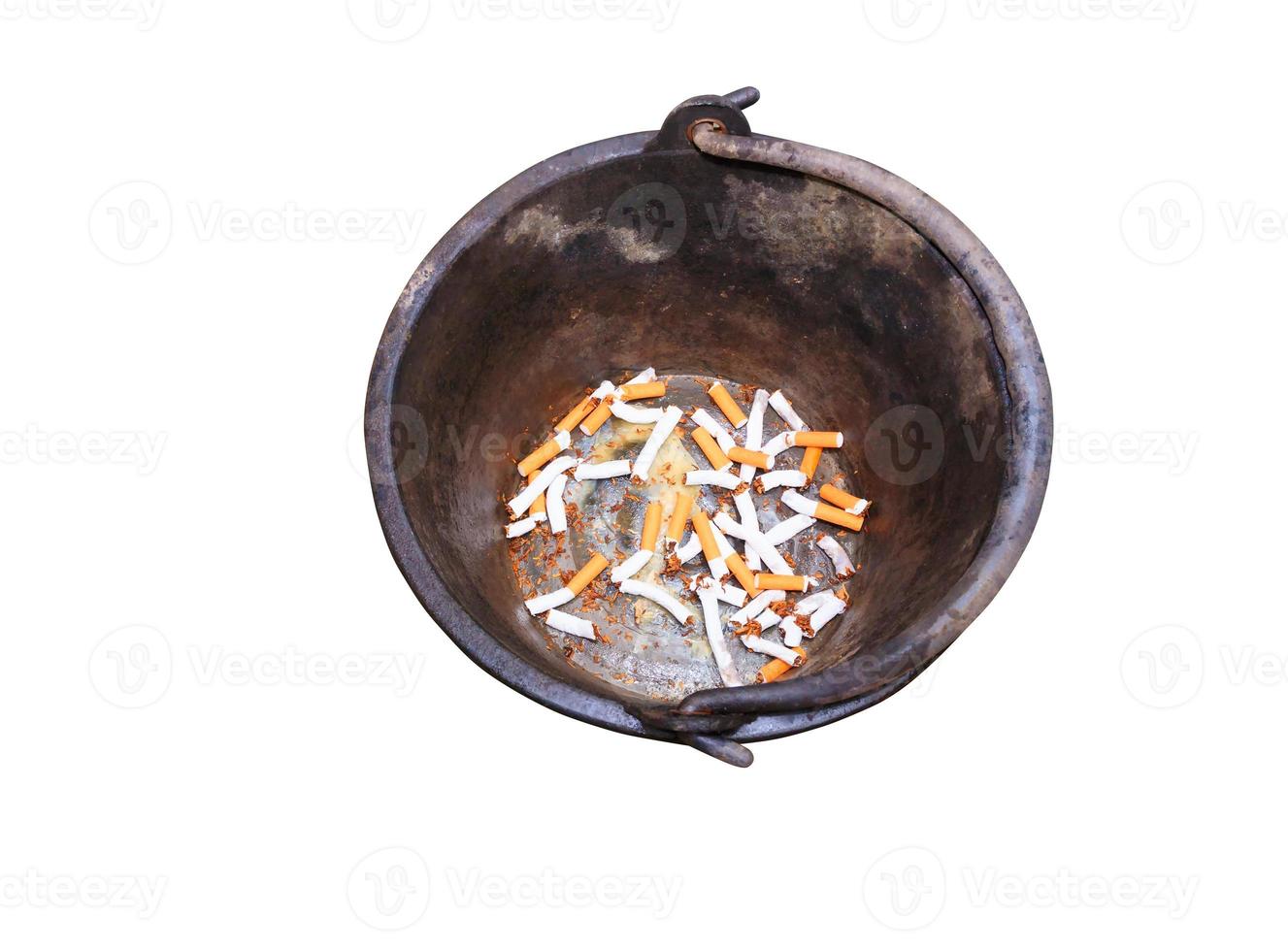Stapel Zigaretten gebrochen im schwarz Behälter isoliert auf Weiß Hintergrund und Ausschnitt Weg.. Gesundheit Pflege Konzept halt aufhören Rauchen. foto