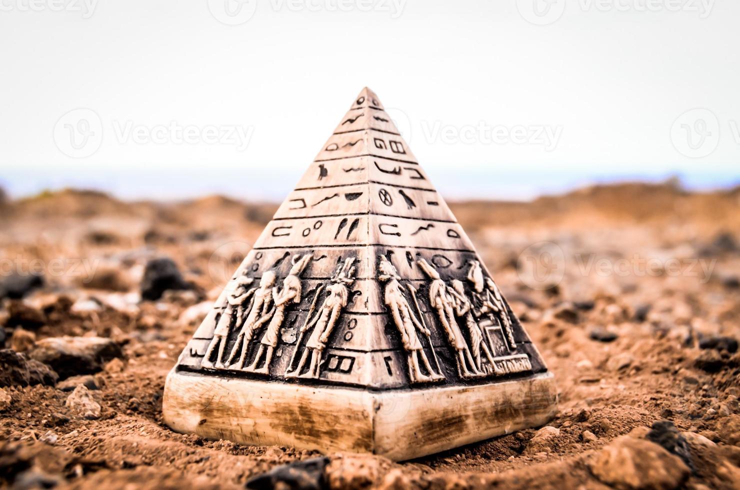 Miniatur Pyramide mit Hieroglyphen foto