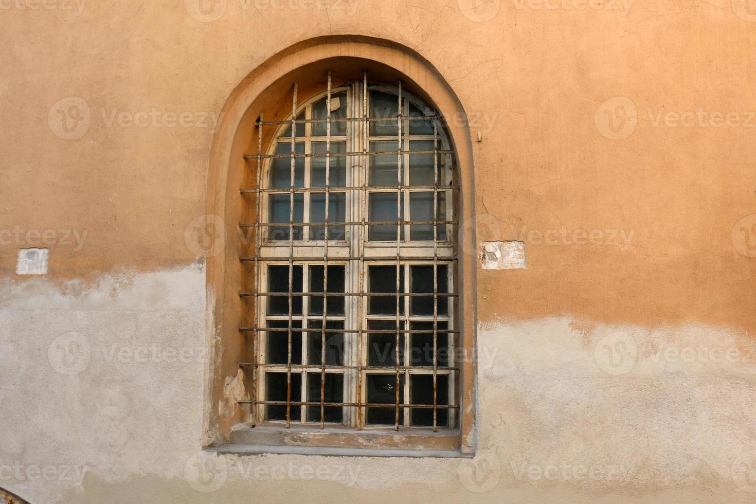 kleines Fenster in der Großstadt. foto