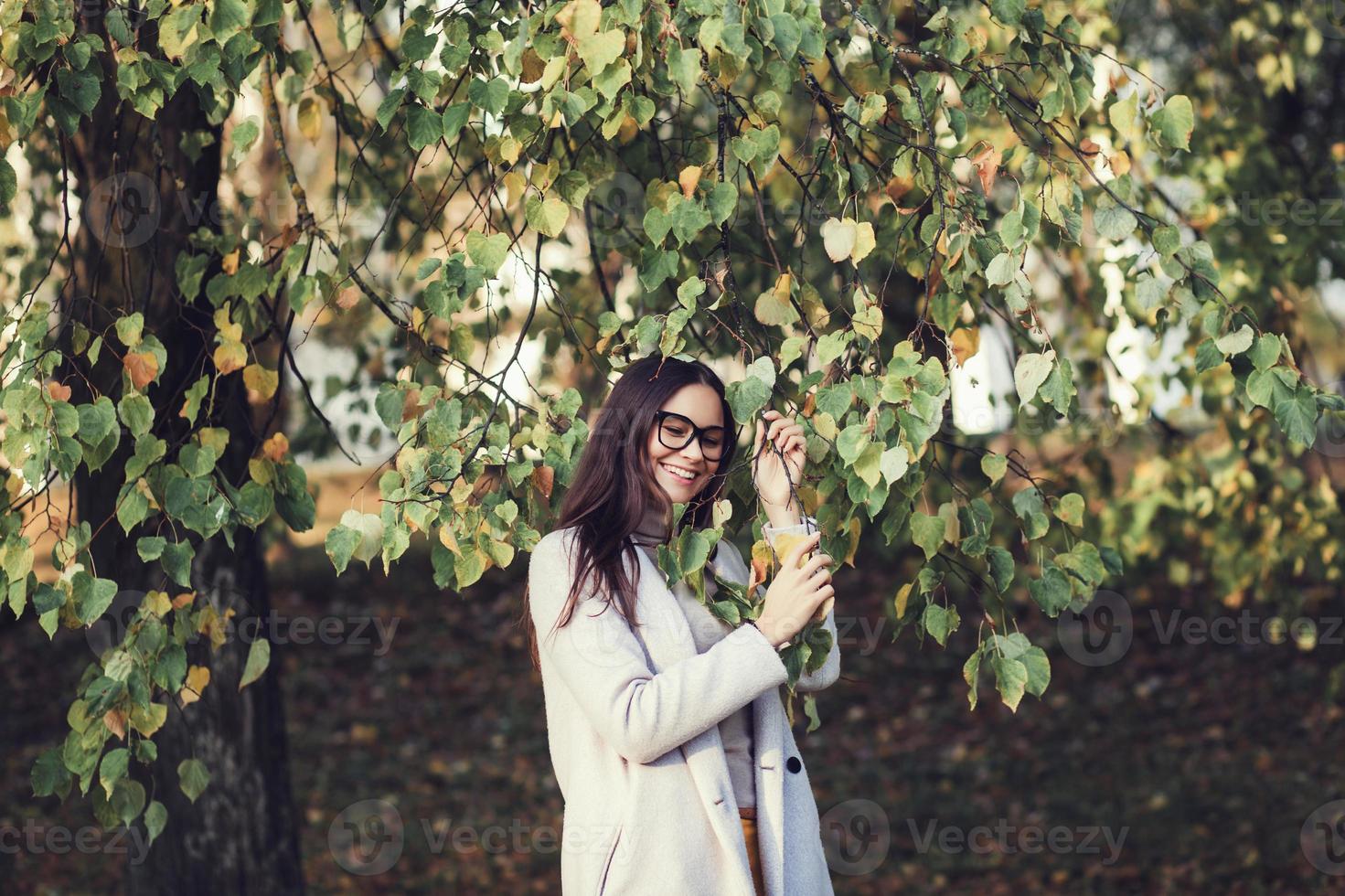 Frau im Brille im Park foto