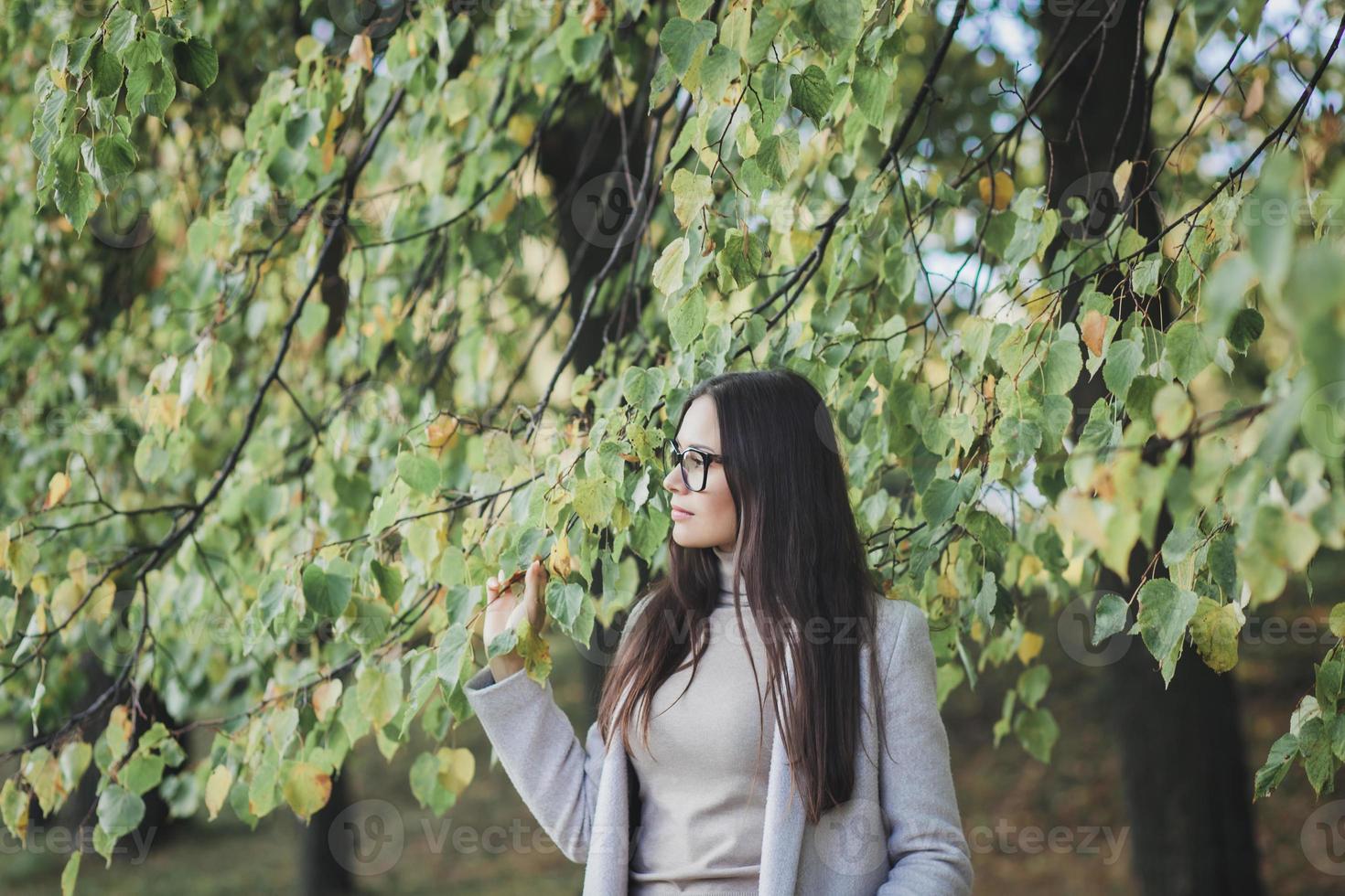 junge Frau in einem Mantel foto