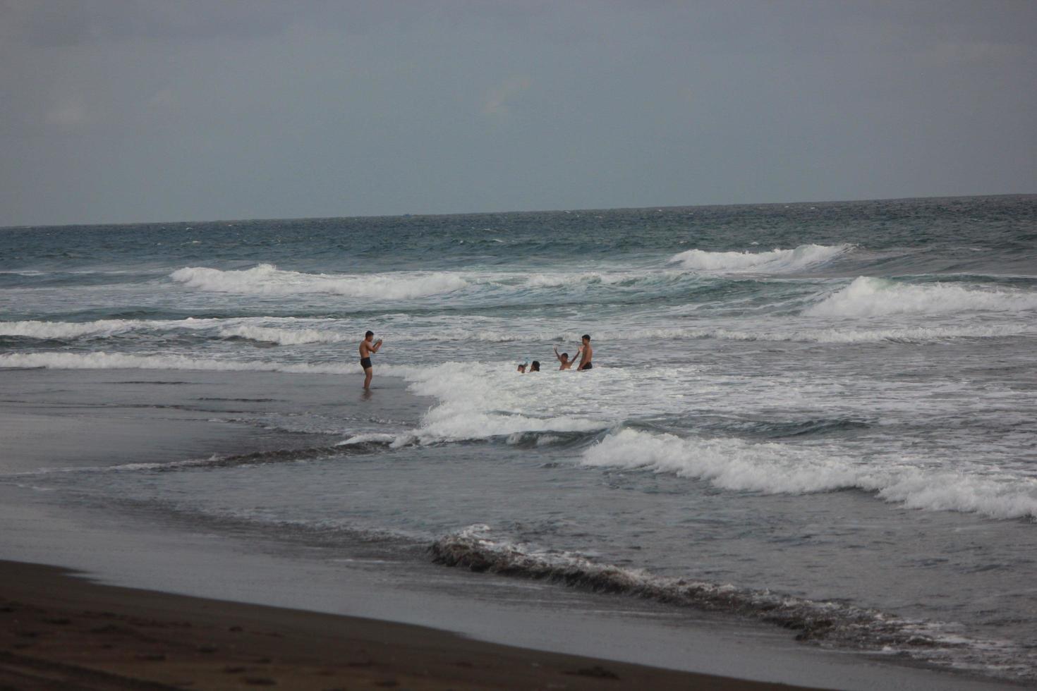 Foto von schwarz Sand Strand während das Tag