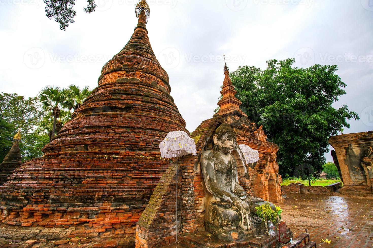 yadana hsemee pagode, ein ort bestehend aus einem pagodenkomplex und einem buddhabild im inneren, inwa, mandalay, myanmar foto