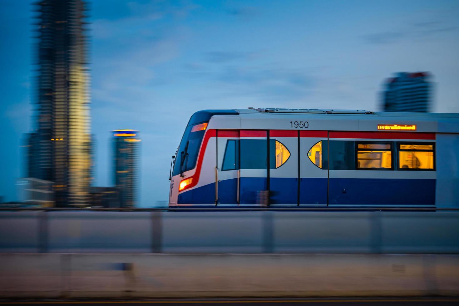 bangkok, thailand 29. mai bts sky train vorbei an der taksin-brücke saphan taksin oder saphan sathorn am abend am 29. mai 2022 in bangkok, thailand. foto