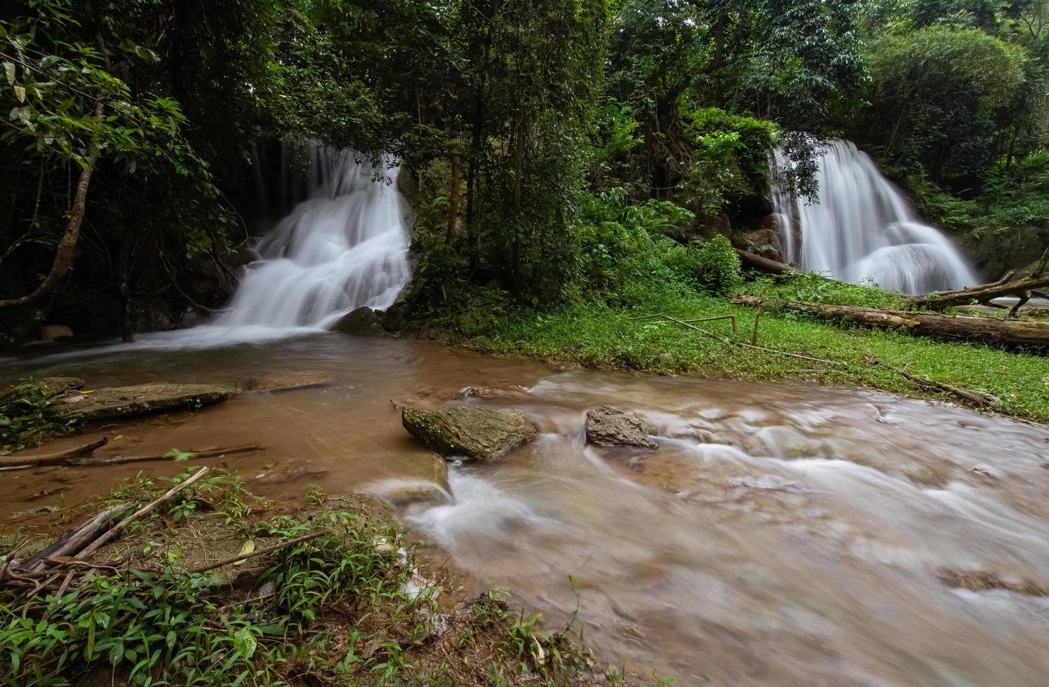 fließender wasserfall des phuphaman-nationalparks von thailand für reiseideen-fotoarbeit bearbeiten foto