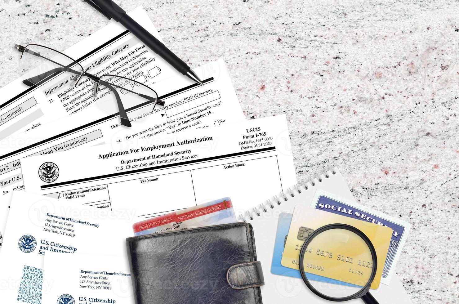uscis-formular i-765 antrag auf beschäftigungserlaubnis liegt auf einem flachen bürotisch und ist bereit zum ausfüllen. Papierkramkonzept für US-Staatsbürgerschaft und Einwanderungsdienste foto