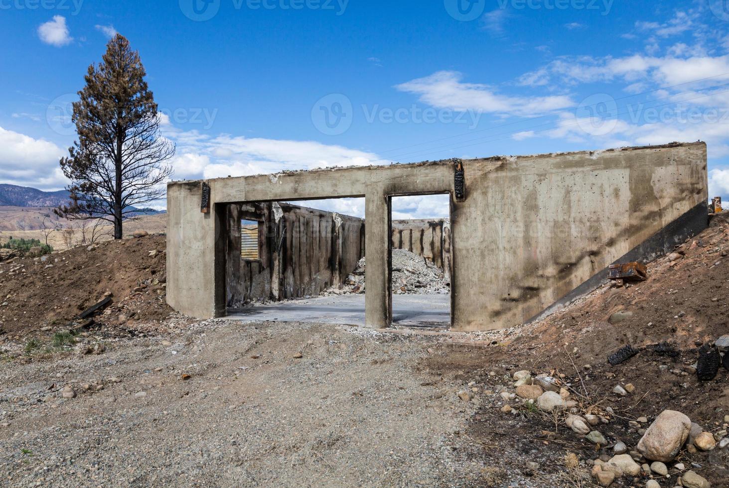 kaputtes gebäude naturkatastrophe klimawandel foto