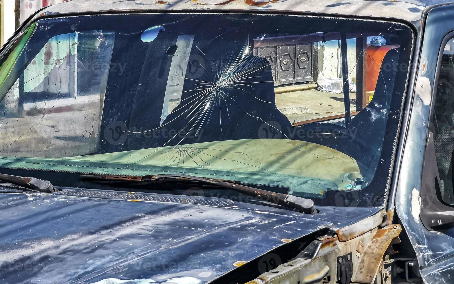 kaputter altreifen rustikale autos auto playa del carmen mexiko. foto