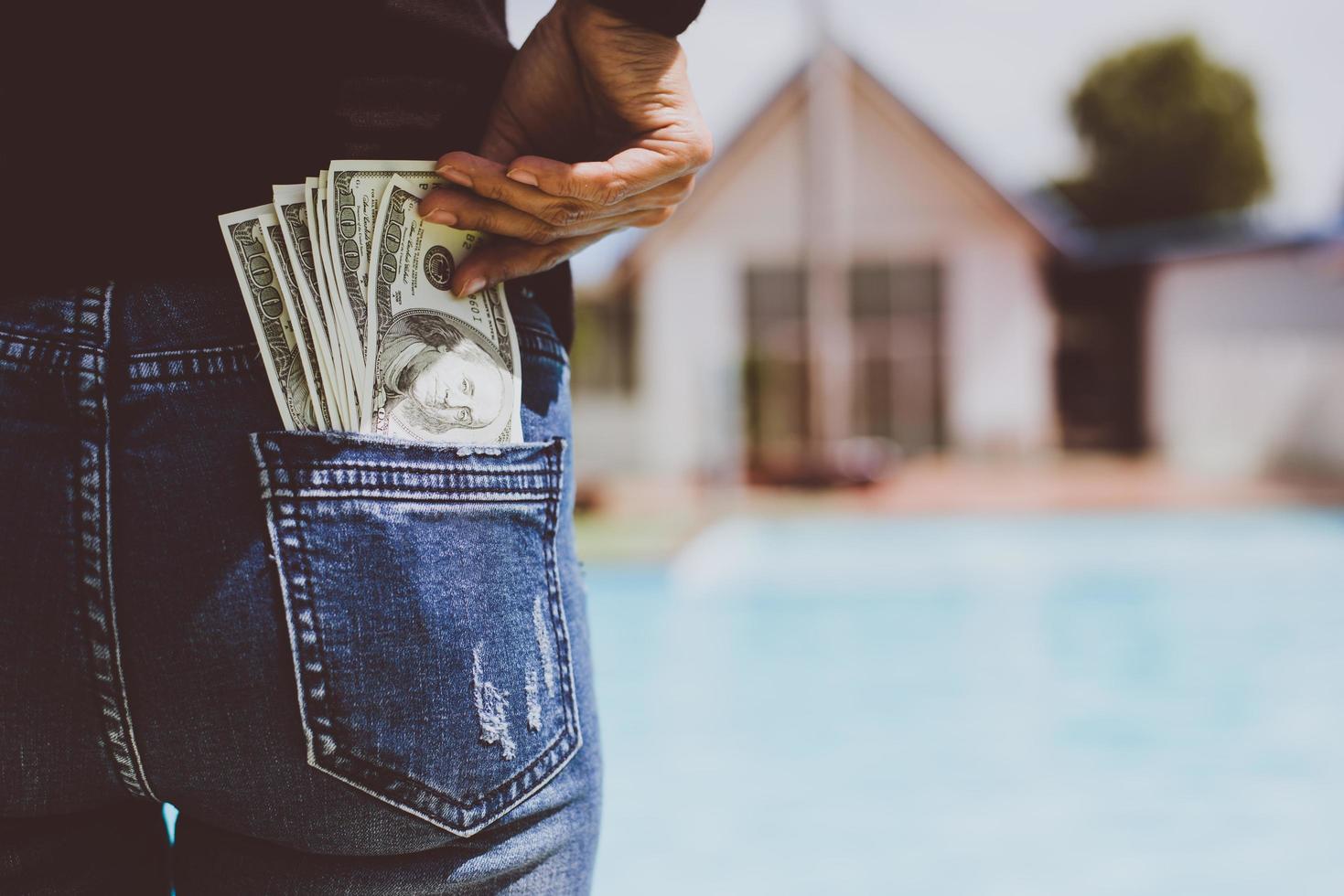 Frau mit Dollars in der Tasche foto