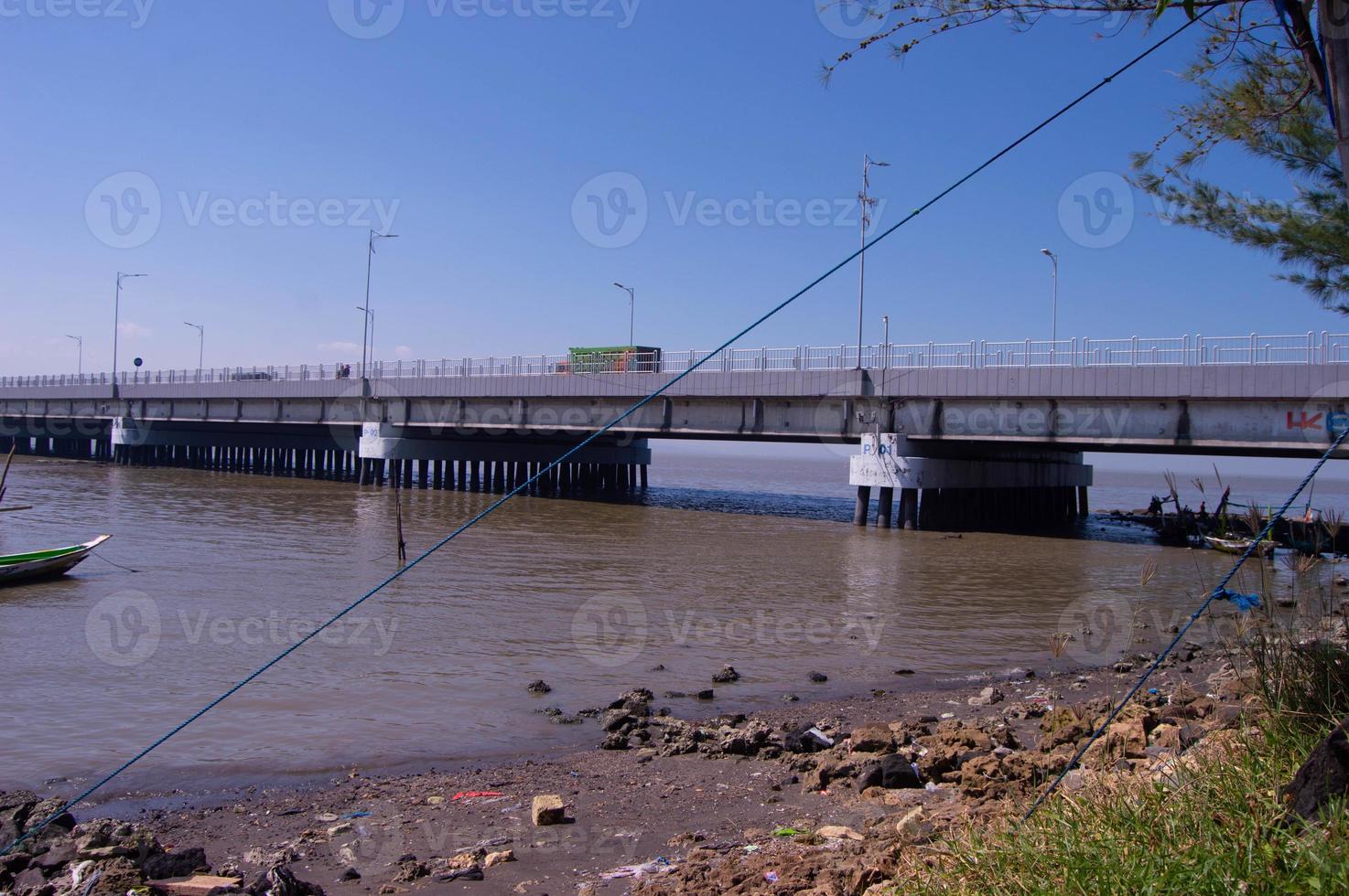 Blick auf die Suramadu-Brücke in Surabaya foto