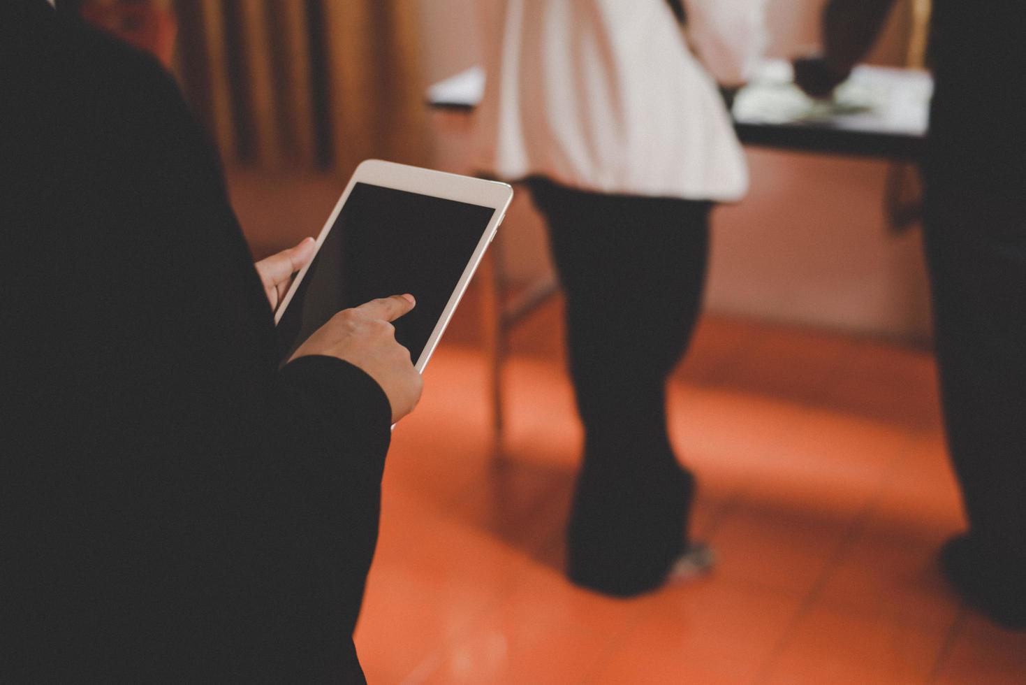 Geschäftsfrau hält Tablette während der Arbeit im Büro foto