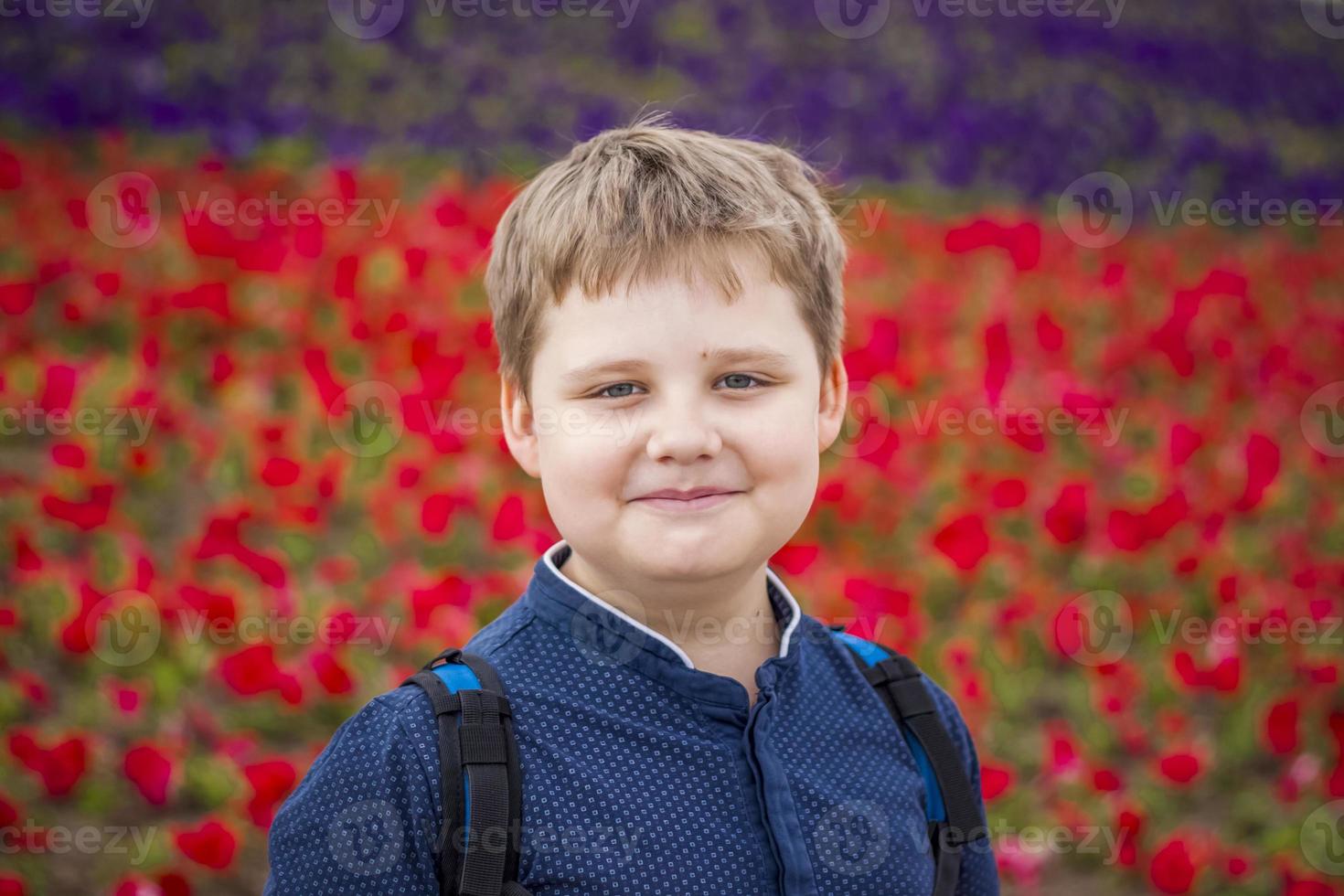 Porträt eines Kindes, eines Jungen vor dem Hintergrund urbaner Landschaften von Wolkenkratzern und Hochhäusern im Freien. Kinder, reisen. Lebensstil in der Stadt. Zentrum, Straßen. foto