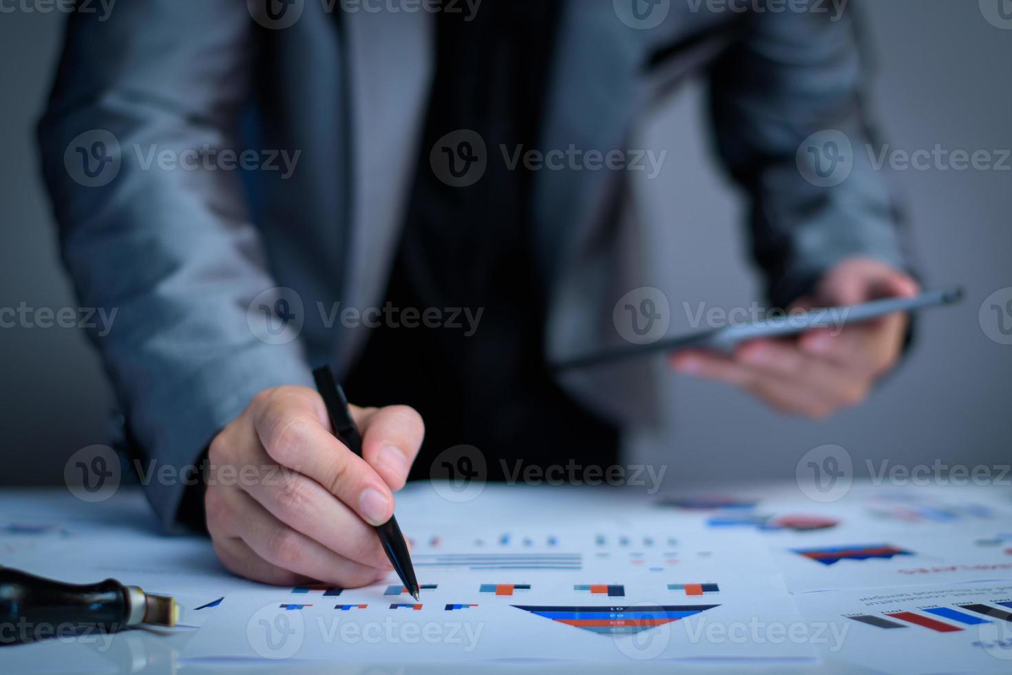 Business-Analyse-Konzept. Geschäftsmann analysiert Finanzstatistikunternehmen. Gewinnstatistikgrafiken, Handel, Investitionen, Bilanzkonten. Datenanalyse vorbereitet vor Sitzungen, Seminaren. foto