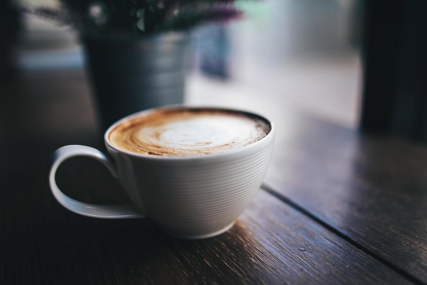 Kaffeetasse auf einem Tisch in einem Café foto