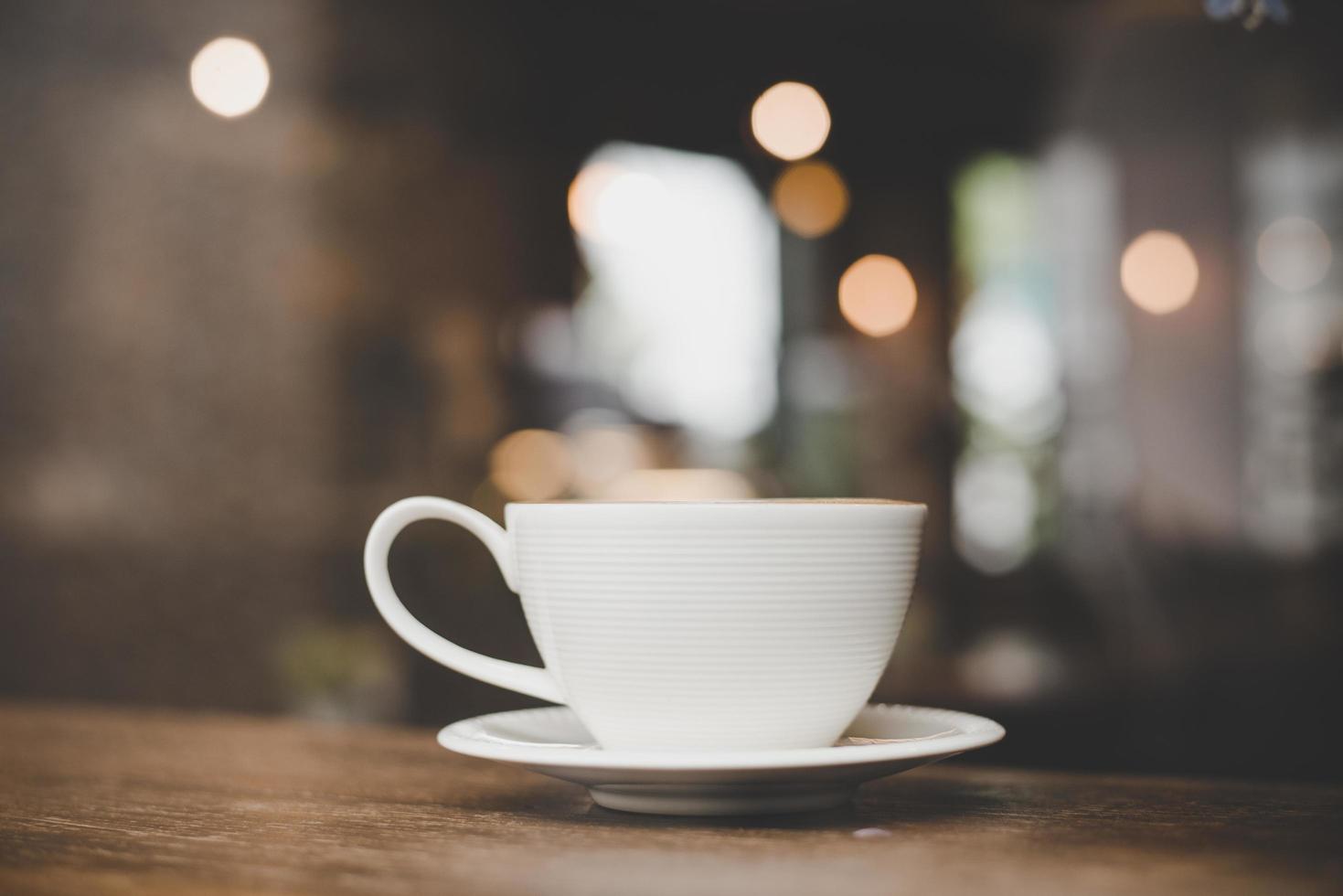 Vintage-Art-Effektfoto einer Kaffeetasse in einem Café foto