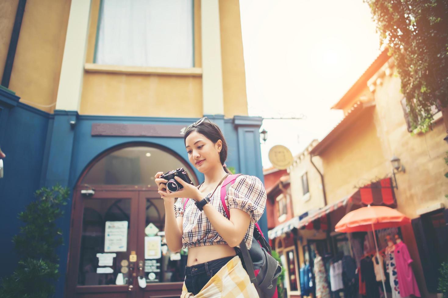 junge Hipster-Frau genießen das Fotografieren in der Stadt auf Reisen foto