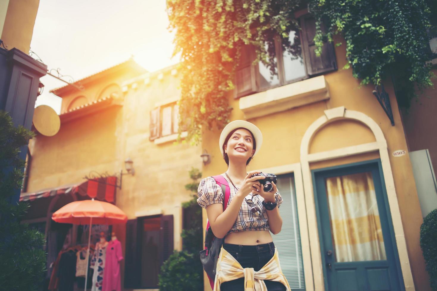 junge Hipsterfrau, die ein Foto im städtischen Umfeld genießt