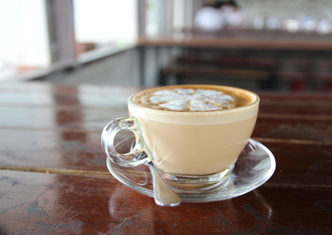 Latte in klarem Glas foto