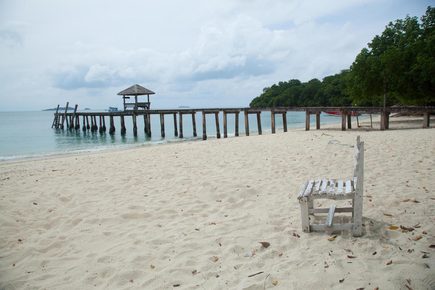 weißer hölzerner Strandkorb foto