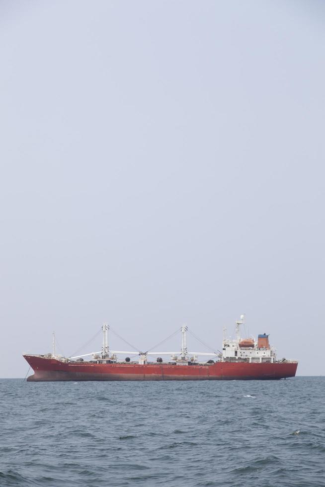 großes Frachtschiff auf dem Meer foto